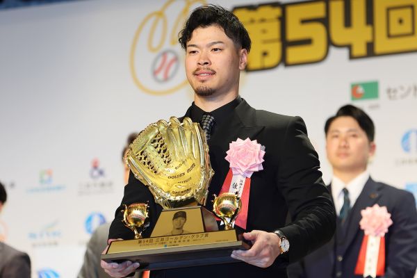 ニュース - チーム - 「第54回 三井ゴールデン・グラブ賞」表彰式に