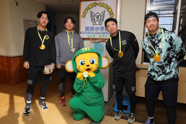 ニュース - 野球振興 - 村上選手、森下選手らが春季キャンプ地の小学校