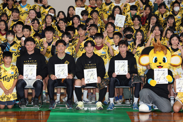 ニュース - 野球振興 - 村上選手、森下選手らが春季キャンプ地の小学校