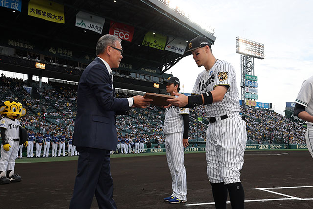 ニュース - チーム - 佐藤輝明選手『5月度大樹生命月間MVP賞 セ
