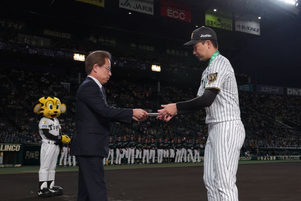 ニュース - チーム - 岩崎優選手「公式戦通算600試合登板」表彰式を
