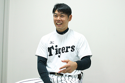 阪神タイガース ユニフォーム 原口選手 今季限りで引退の阪神・原口に粋な演出 リーグ最終戦で4年ぶり捕手